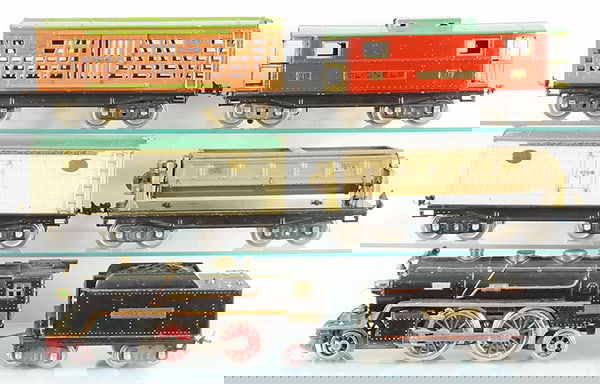 LIONEL TRAIN SET (1 of 2)