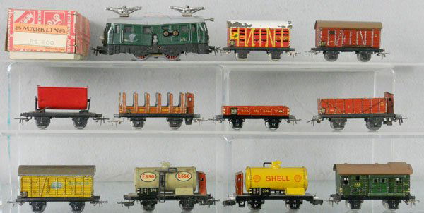 MARKLIN TRAIN SET: HO ga, RS800 electric loco, die cast fatiguing & chipping, orig box & wrap some wear, w/cars 386, roof paint worn, 381, 362, 372, 364, 365, 382, 374 Esso, paint alligatored, 374 Shell, 390, some car w