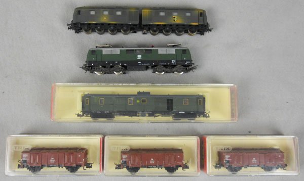 LIMA & TRIX TRAIN LOT: HO ga, Lima Swiss Railbus, 2-rail, in camouflage colors, German electric loco, w/Trix cars 52377200, 3 #52363300, orig car boxes only, boxes minor wear, C8-9.
