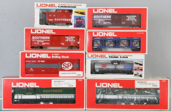 LIONEL SOUTHERN TRAIN SET: O ga, 8774 & 8758 Southern AB diesels w/cars 9334, 9607, 9146, 9287, 9711, 9700, orig boxes minor wear, C8-9.