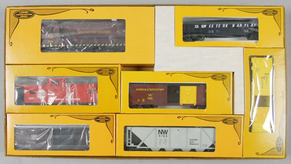 LIONEL 1260 NORFOLK & WESTERN TRAIN SET: O ga, 8266 diesel w/cars 6202, 9738, 9461, 6106, 7301, 6900, orig boxes & inserts, orig set box minor wear, C9-10.