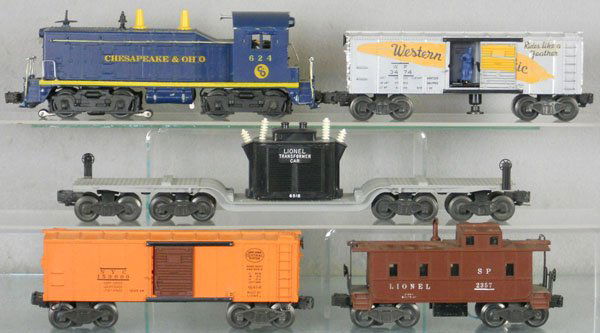 LIONEL TRAIN SET: O ga, 624 C&O switcher, some decal chips, cab front latch broken, 3774 WP box car, 6518 transformer car, 6454 box car, 2357 caboose, C5-6.