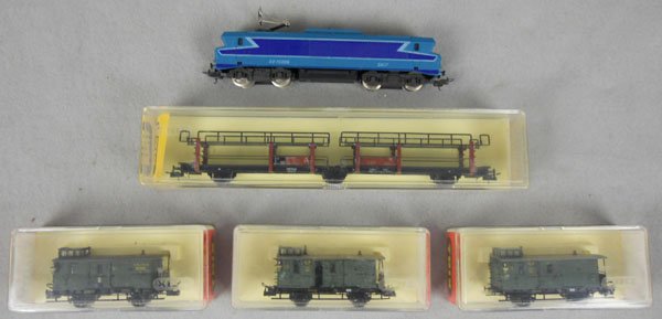 LIMA & TRIX TRAIN SET: HO ga, Lima French electric loco, 2-rail, w/Trix freight cars 52366300 & 3 #52362200, 1 missing 1 coupler, orig car boxes only, C7-8.