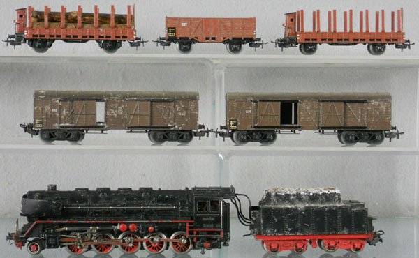 MARKLIN TRAIN SET: HO ga, G800 loco & tender, both playworn, tender heavily corroding, no coal pile, w/freight cars 311, 2 #332, both corroding, rusty on axles & couplers, 2 #321, 1 w/logs, C2-5.