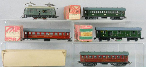 MARKLIN TRAIN SET: HO ga, RS800 electric loco, some wear, dirty, w/cars 341, 344, touched up, 2 #343, 1 has fatigued unattached trucks, 1 has rust spots on 1 truck & wheels fatiguing, 3 orig boxes only, rough, C4-6.