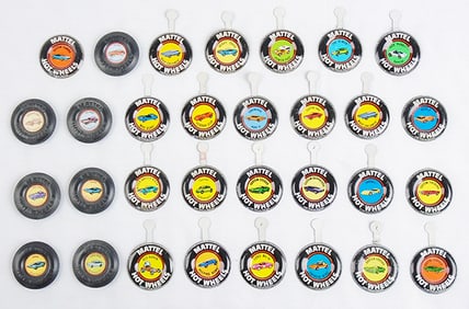 30 HOT WHEELS BUTTONS