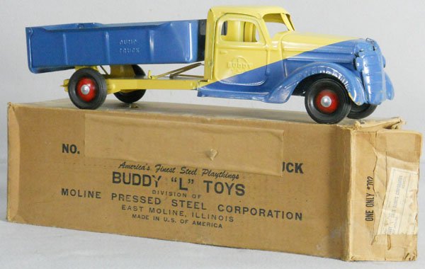 BUDDY L 702 DUMP TRUCK: painted pressed steel, 21" long, orig box minor wear, C7.