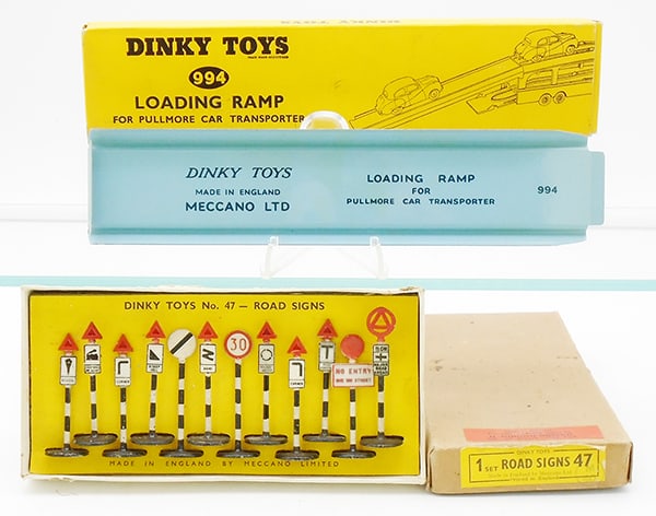 DINKY TOYS LOT: 994 Loading Ramp, 47 Road Signs, orig box & insert minor wear, C8.