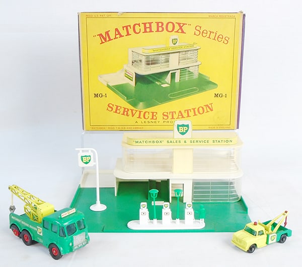 MATCHBOX SERIES SERVICE STATION SET (1 of 2)