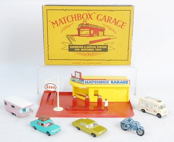 MATCHBOX GARAGE W/VEHICLES