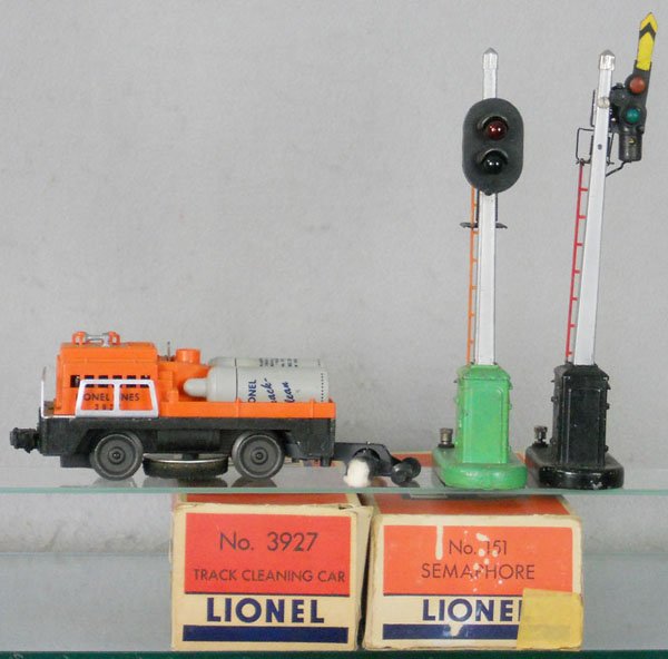 LIONEL TRAIN LOT: O ga, 3927 track cleaning car, 153 block signal, 151 semaphore, 2 orig boxes only, 1 box worn, C5-6.