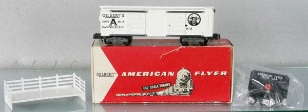 AMERICAN FLYER 25019 MILK CAR SET: S ga, 973 milk car w/platform, button, activator & cans, orig box minor wear, C8.