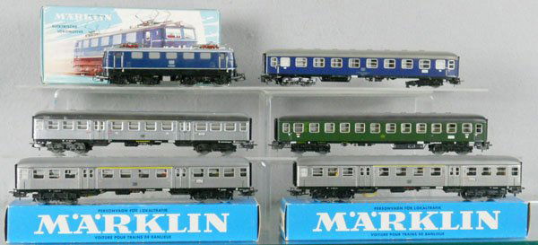 MARKLIN TRAIN SET: HO ga, 3034 German electric loco w/cars 4022, 4051, missing 1 wheel set, 3 #4083, 1 roof worn, w/2 orig boxes only, boxes minor wear, loco box minor wear & some tape, C6-8.
