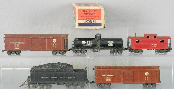 LIONEL TRAIN SET: OO ga, 004 tender, w/worn orig box, 2 #0014 box cars, 0015 tank, 0017 caboose, some small decal chips, C4-6.