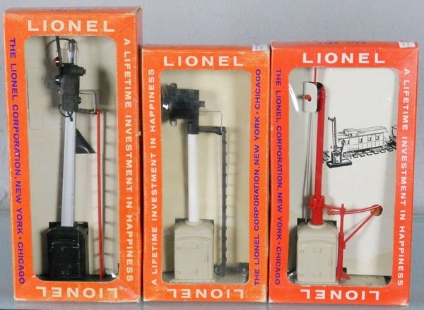 3 LIONEL ACCESSORIES: O ga, 151 semaphore, 163 block signal, 161 mail pick up set, orig boxes minor wear, C8.