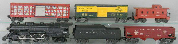 LIONEL TRAIN SET: O ga, 2046 loco, 2046W tender, missing water scoop, 6456 hopper, 6434 poultry dispatch, 6464-300 Rutland box car, steps chipped, lettering worn, 6257 caboose, C5-6.