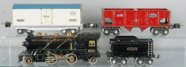 LIONEL TRAIN SET: O ga, 262 loco, 261 tender, 814R reefer, missing 1 brakewheel, 816 hopper, missing brakewheels, C5-6.