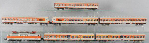 FLEISCHMANN CITY BAHN TRAIN SET: HO ga, 2-rail, electric loco w/6 cars, C7-8.