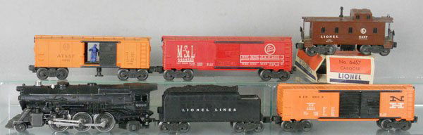 LIONEL TRAIN SET: O ga, 2025 loco, 1 broken jewel marker, 2466WX tender, 6468 NH box car, 3464 AT&SF operating box car, 6464-525 M&StL box car, 6457 caboose, w/rough orig box, C5-7.