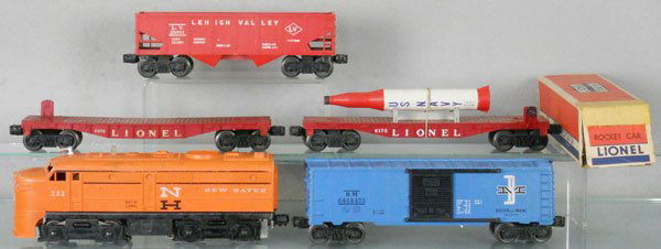 LIONEL TRAIN SET: O ga, 232 NH Alco, paint chips on nose, 6464-475 B&M box car, 6818 flat car, 6175 flat car w/rocket, orig box worn, 6476 hopper, C5-6.