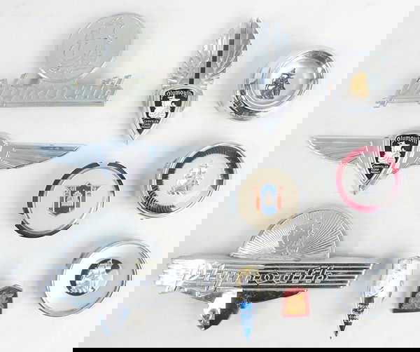 PLYMOUTH BADGES & HORN BUTTONS: metal & plastic, 7 badges, largest is 8" wide, 4 horn buttons, C7-8.