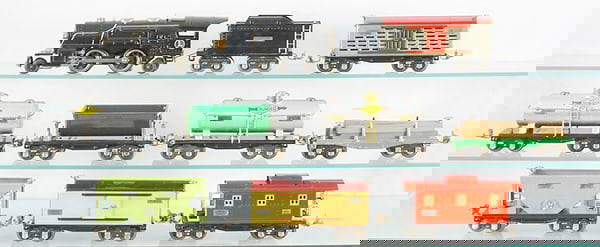 LIONEL TRAIN SET (1 of 3)