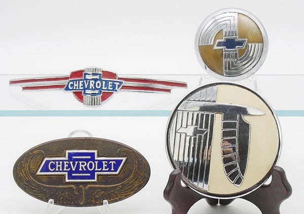 4 CHEVROLET EMBLEMS: 2 badges, 2 horn buttons, C5-8.