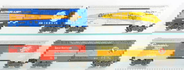 4 LIONEL BOX CARS (1 of 3)