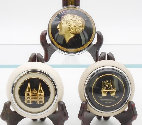3 VOLKSWAGEN HORN BUTTONS: plastic, Golden Lady horn button insert, 2 Wolfsburg complete horn buttons, C8.