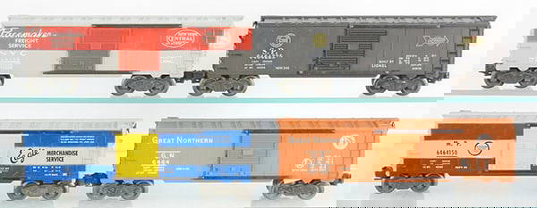 4 LIONEL BOX CARS (1 of 3)