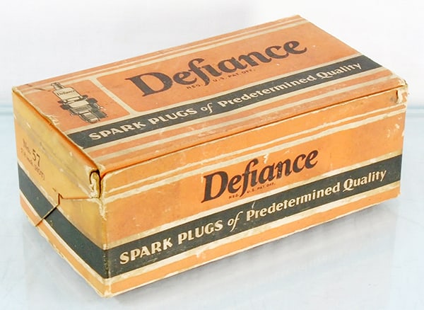 DEFIANCE SPARK PLUGS COMPLETE BOX (1 of 3)