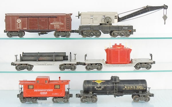 6 LIONEL FREIGHT CARS (1 of 2)