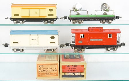 4 LIONEL FREIGHT CARS