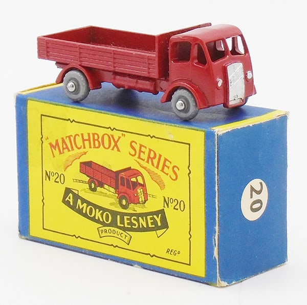 MATCHBOX 20A5 STAKE TRUCK: ST code 7, B3 orig box has a tear on the bottom, C9.
