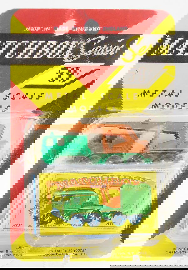 MATCHBOX 30C2 CRANE TRUCK BLISTER PACK (1 of 2)