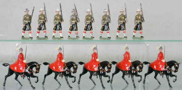 2 BRITAINS SETS: 114 Cameron Highlanders, 8 pieces, chipping on gaiters, 400 Life Guards in winter cloaks, 5 pieces, C5-7.