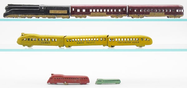 4 TOOTSIETOY TRAIN SETS (1 of 2)