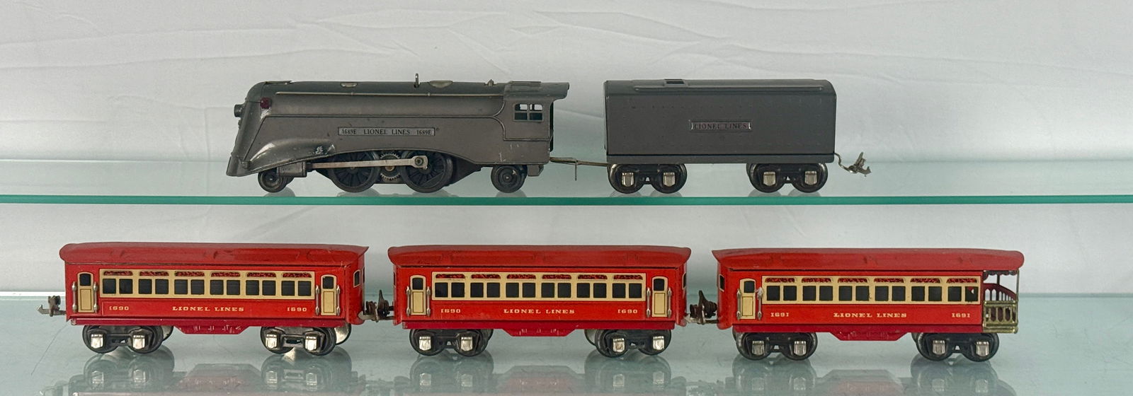 Lionel Train set: O gauge, 1689 loco, 1689T tender, 2x #1690 coaches, 1691 observation C6-7