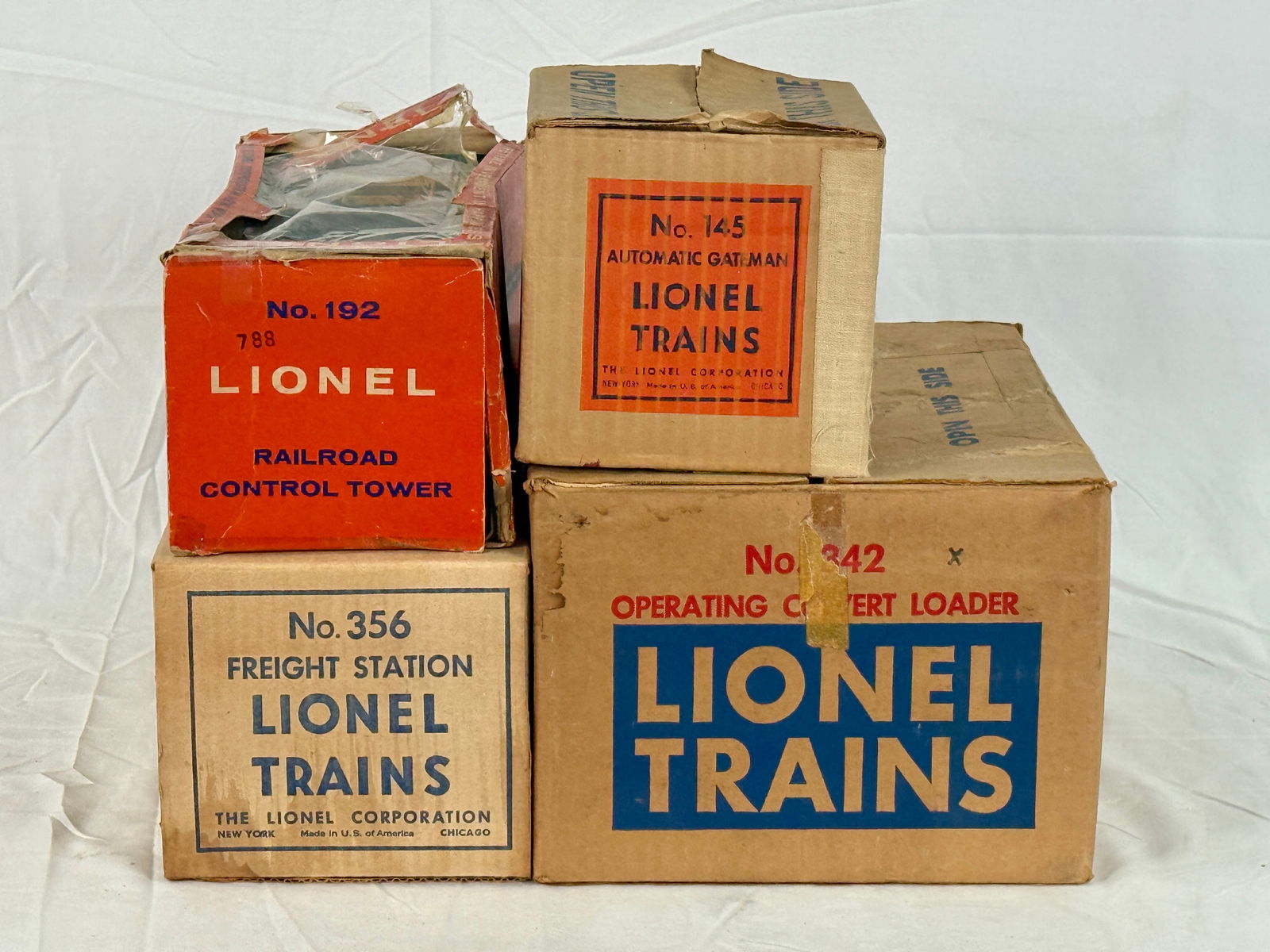 4 Lionel Train Accessories (1 of 3)