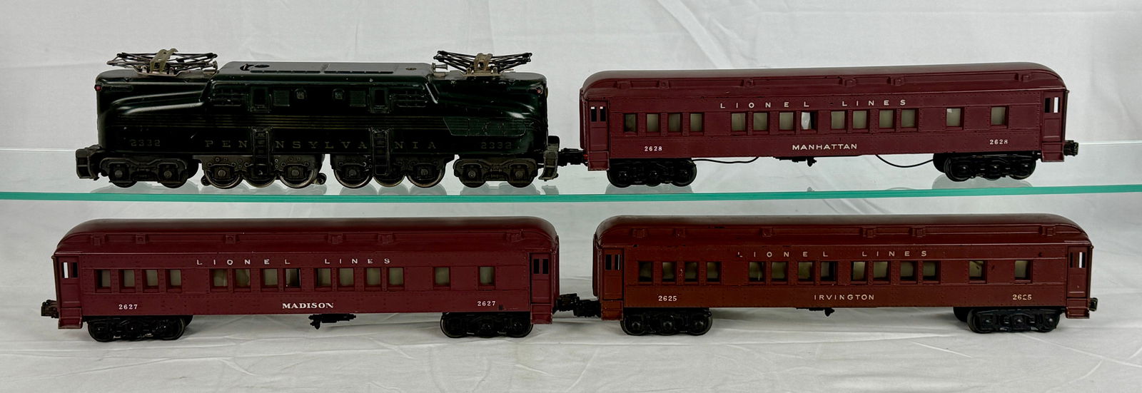 Lionel Postwar O Gauge Passenger Set, No. 2124W, with 2332 Pennsylvania GG1 Locomotive and 2625, (1 of 2)