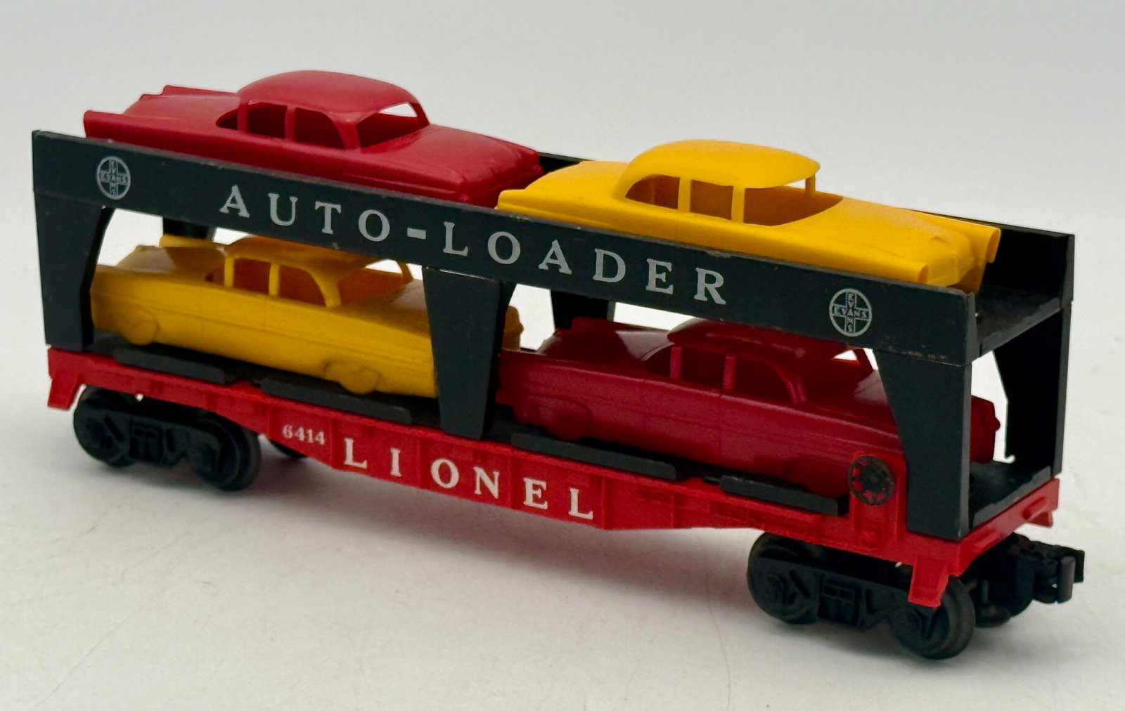 Lionel 6414 Automobile transport car: O gauge, Lionel 6414 Automobile transport car with original "cheapie" cars. includes repro box (not shown). C-8-9