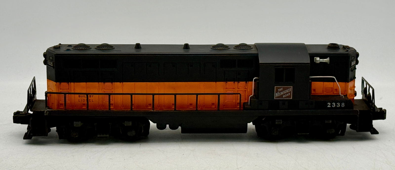 Lionel Postwar 2338 Milwaukee Road GP7 Diesel Locomotive (1 of 3)
