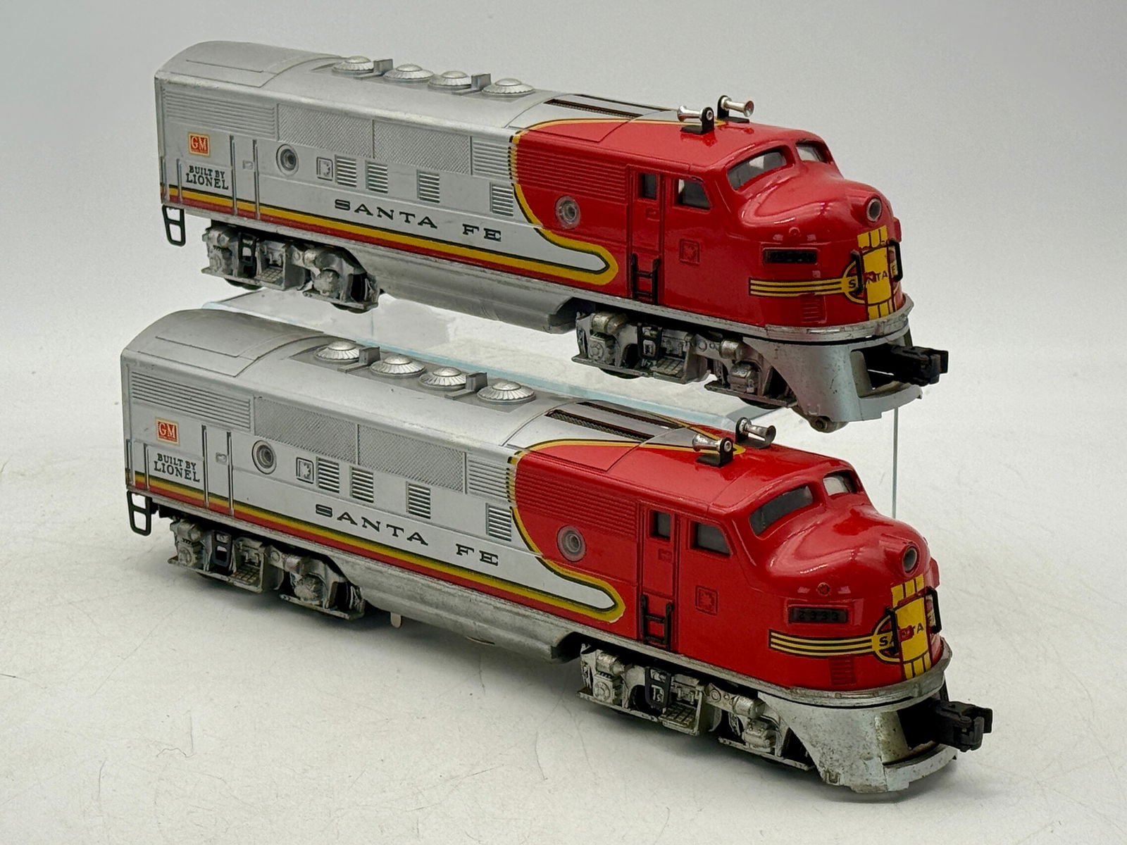 A Pair of Lionel 'O' Gauge 2333 Santa Fe F-Unit Diesel Locomotives In Master Carton (1 of 4)