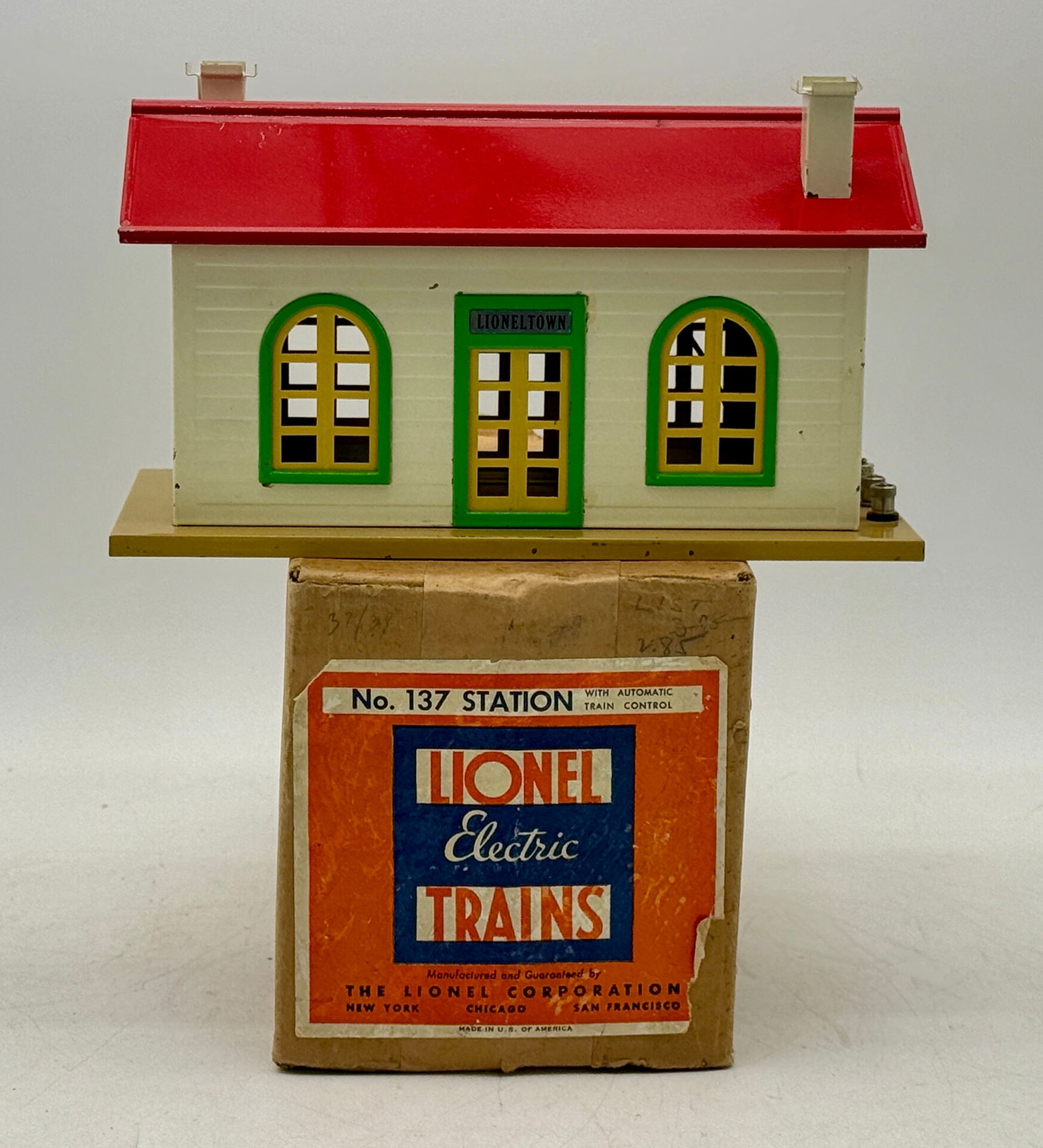 Lionel No. 137 Prewar Lioneltown Station with Automatic Train Control, Boxed (1 of 3)