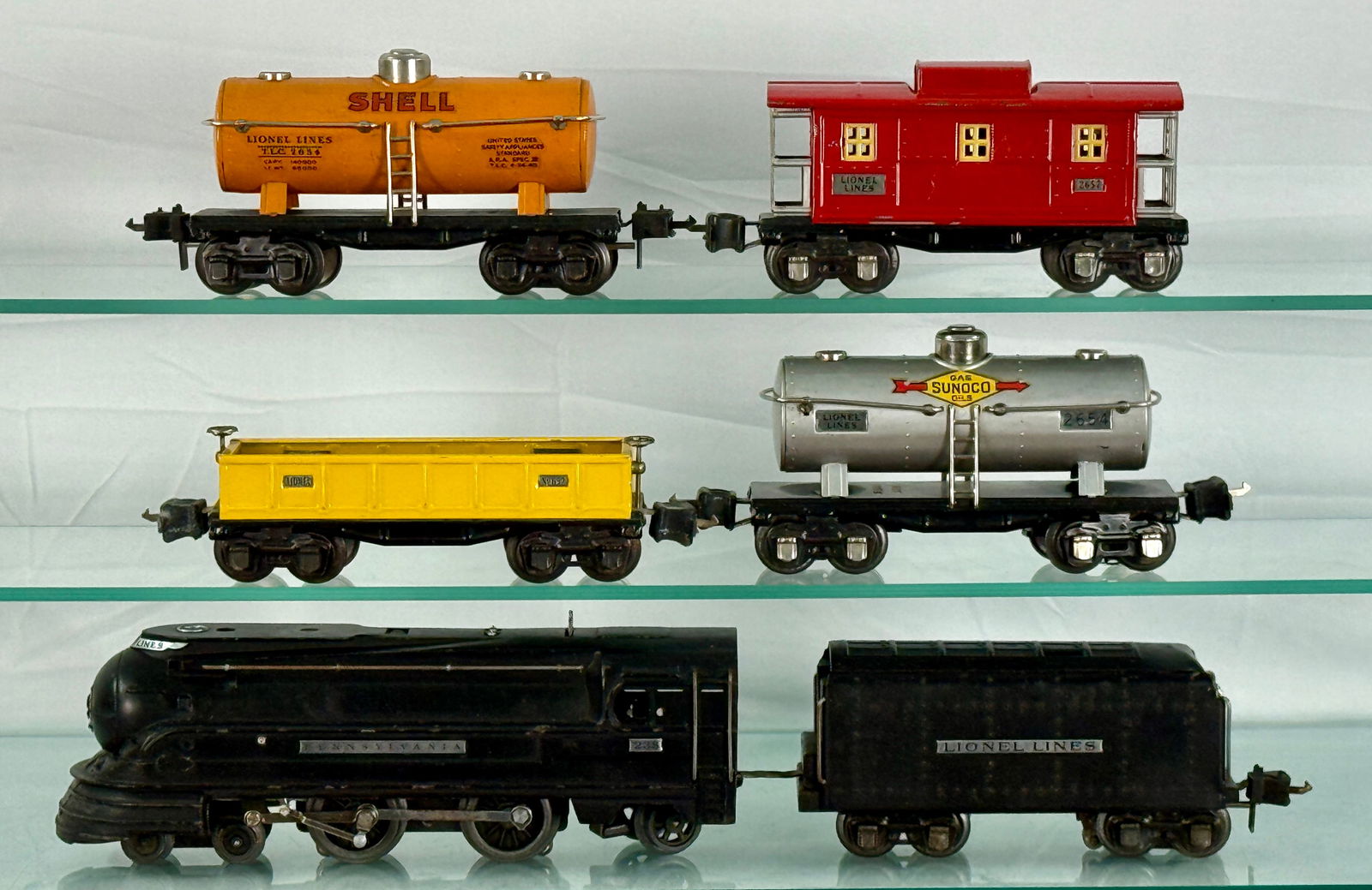 Lionel O Gauge Freight train (1 of 2)
