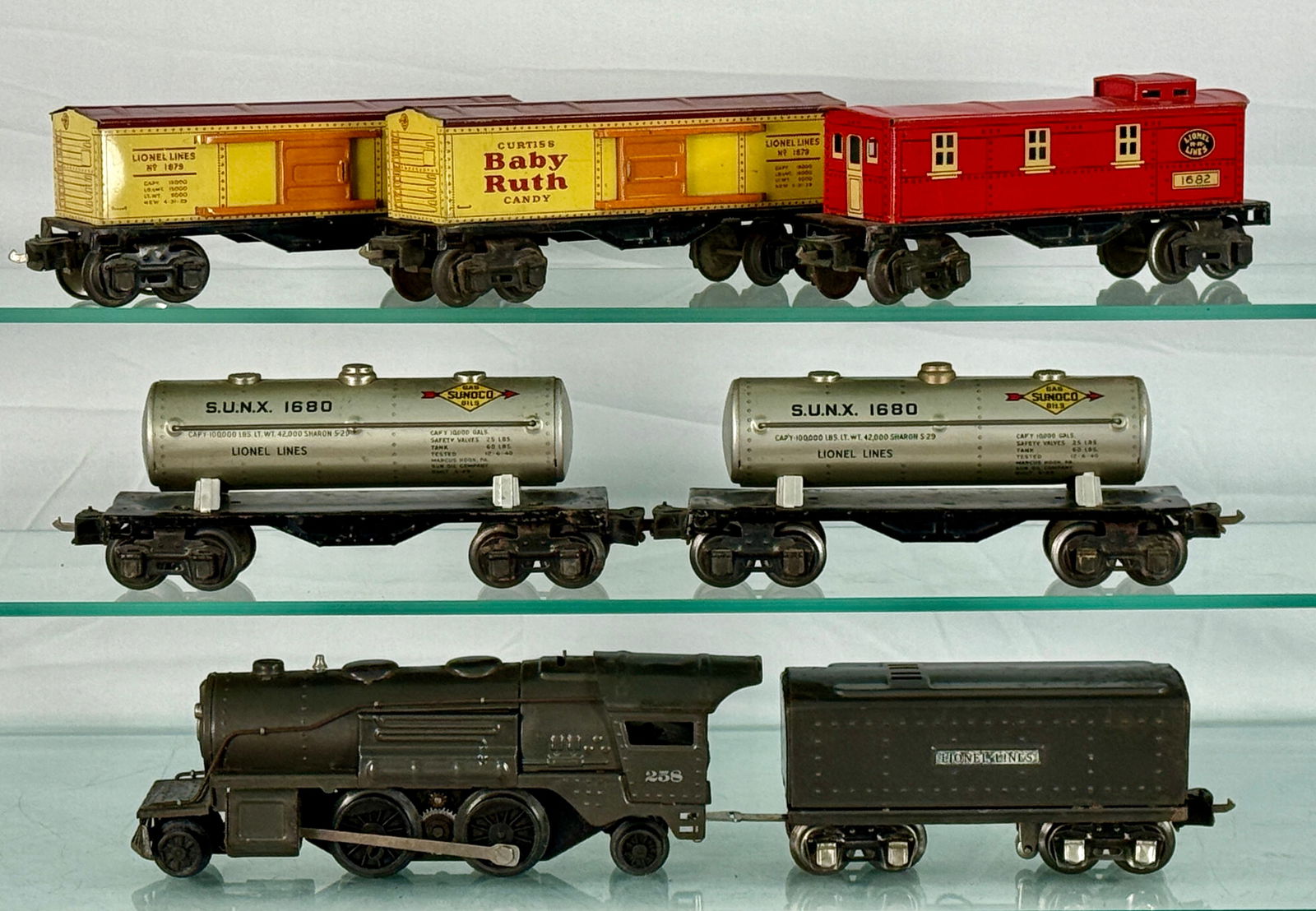 A Lionel Prewar O Gauge Litho Freight Set (1 of 2)