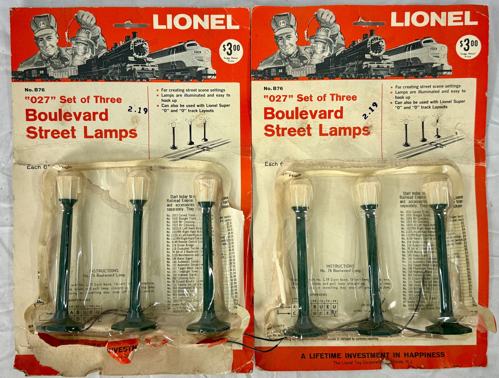 A Pair of Lionel No. B76 '027' Sets of Three Boulevard Street Lamps (1 of 1)