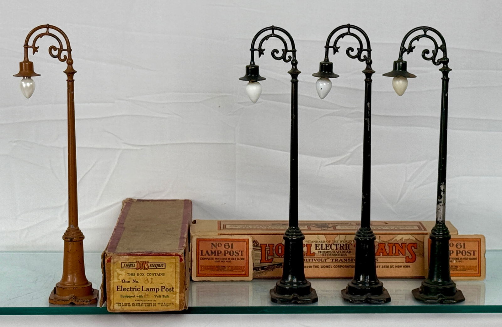 Four Lionel 61 Prewar Electric Lamp Posts (1 of 2)