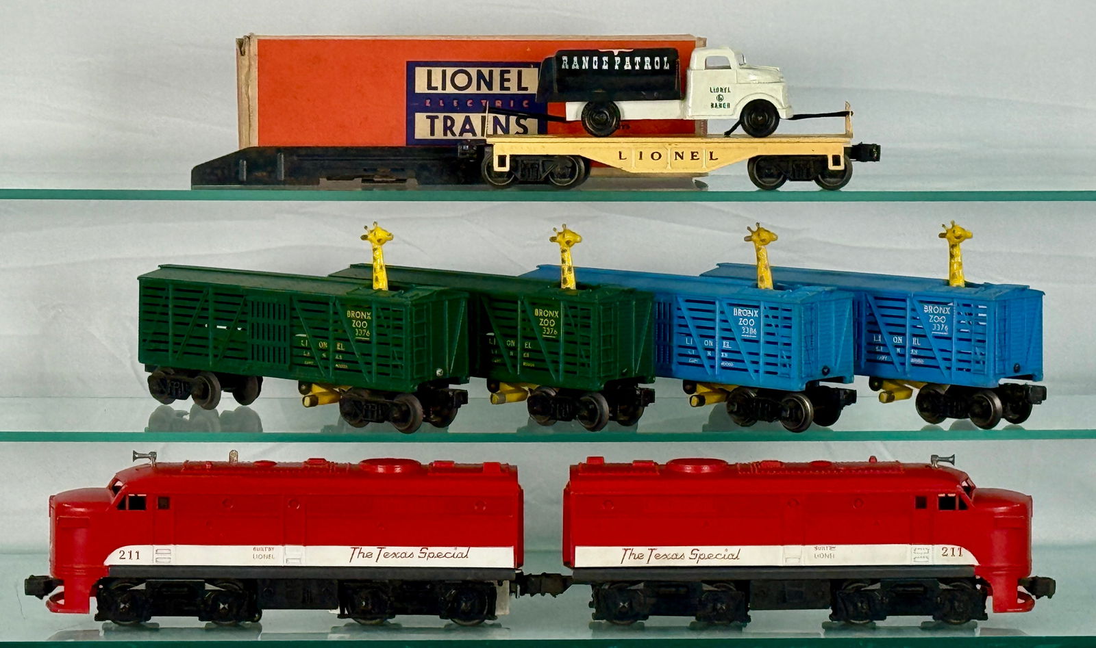 Lionel Giraffe Train: Lionel O Gauge Texas Special 211 AA Alco Diesels with 2 #3376, 2 #3386 Giraffe Cars with track cam, 6151 Range Patrol Flat Car with Original Box, C7-8.
