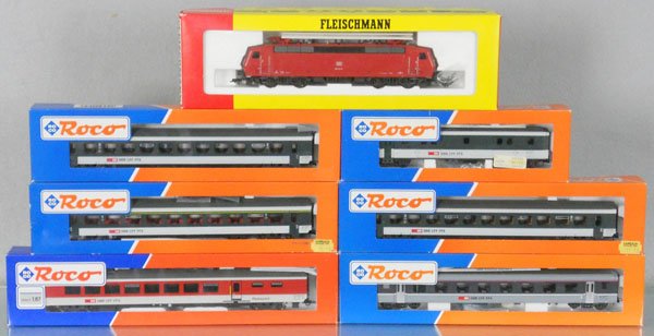 FLEISCHMANN & ROCO TRAIN SET: HO ga, 2-rail, Fleischmann 4352 loco w/Roco cars 44334, 44320, 44885, 44471, 2 #44472, orig boxes, C9.